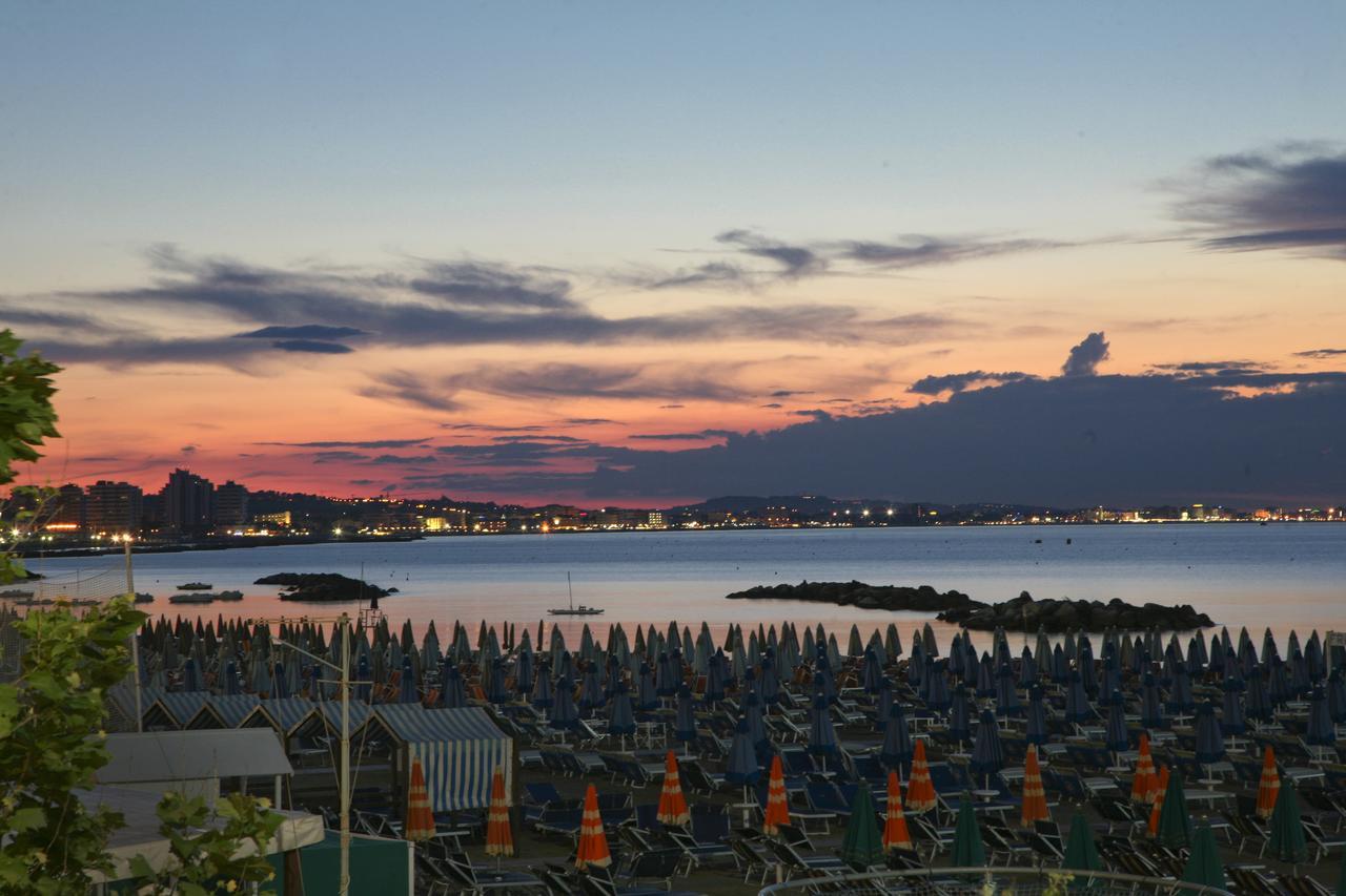 Hotel London Cattolica Exterior photo